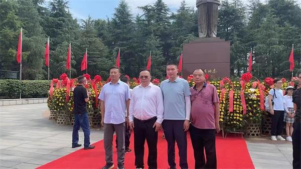 董事長(zhǎng)周剛陪同客戶參觀湖南長(zhǎng)沙毛主席紀(jì)念館。